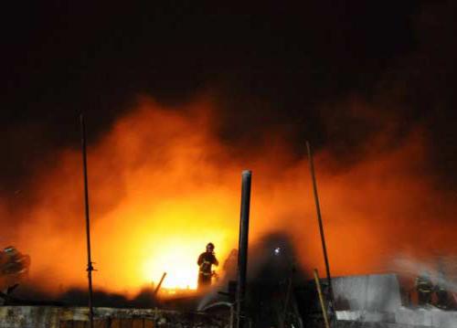 10月24日，消防队员在火灾现场扑救