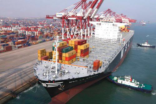 青岛海运港迎来最大集装箱航母